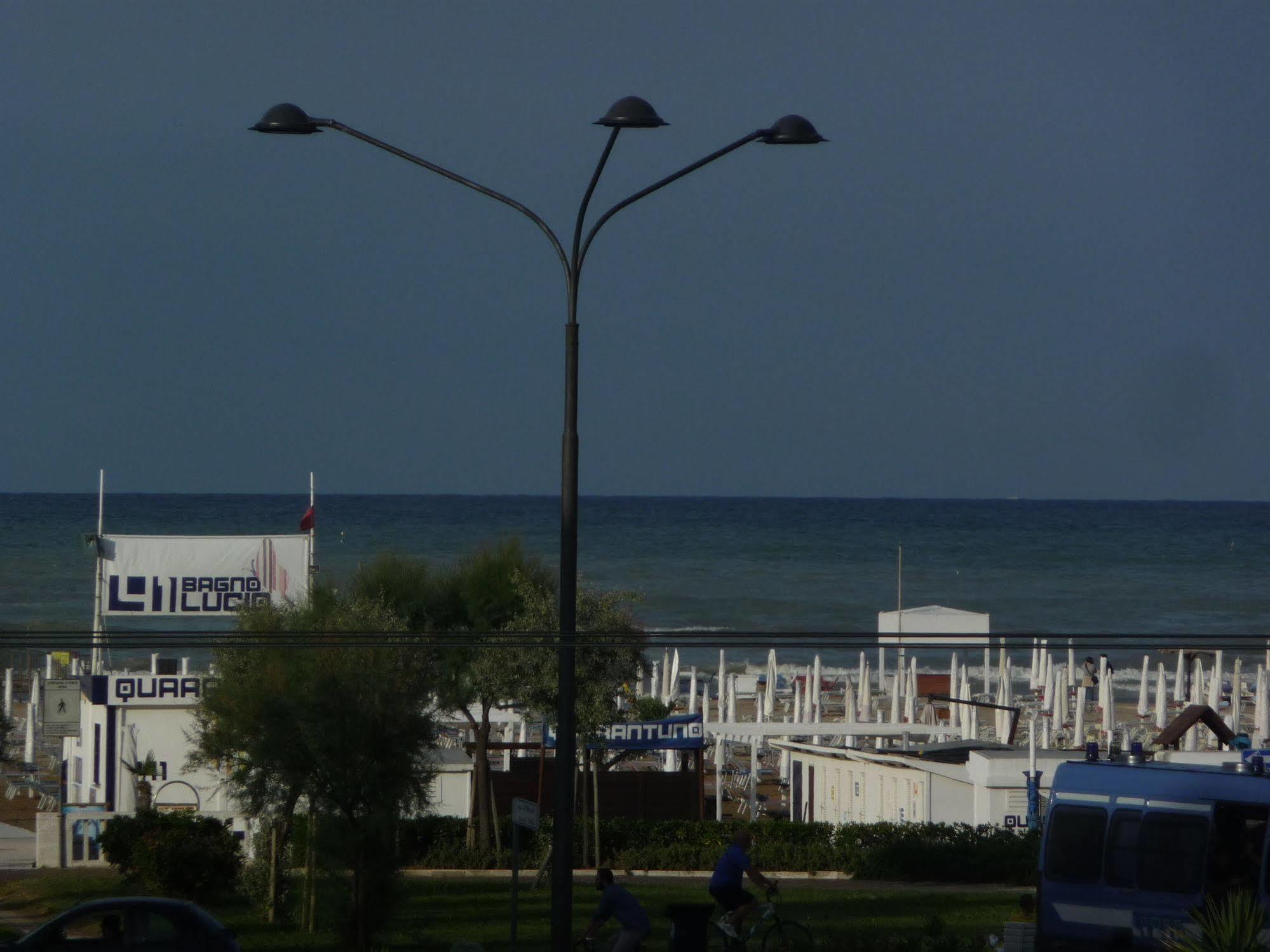 Hotel Azzurra Rimini Bagian luar foto