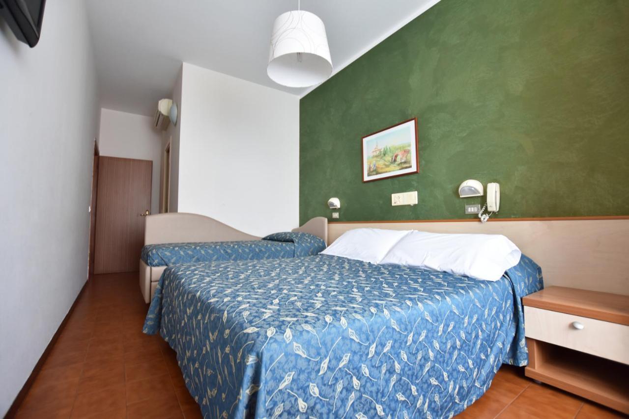 Hotel Azzurra Rimini Bagian luar foto